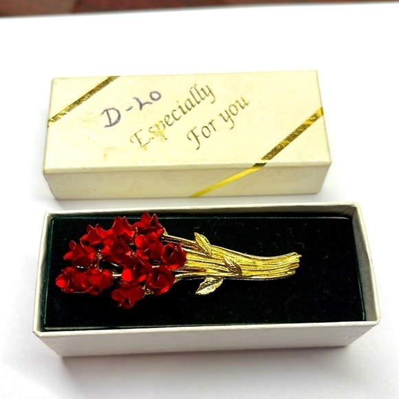 Rose Bouquet Vintage signed DM97 Red Rose Gold Tone Bouquet Brooch 1 Dozen Roses - Picture 9 of 10